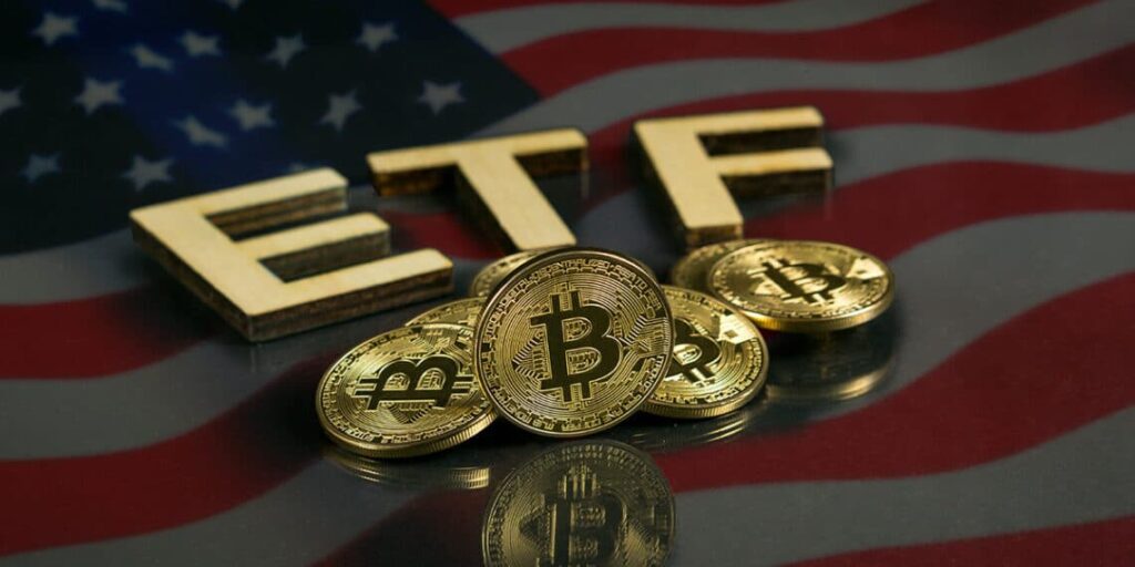 bandeira dos EUA e o bitcoin escrito ETF