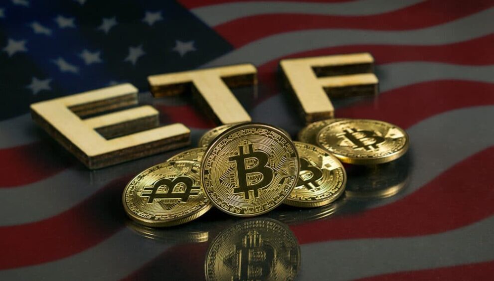 bandeira dos EUA e o bitcoin escrito ETF