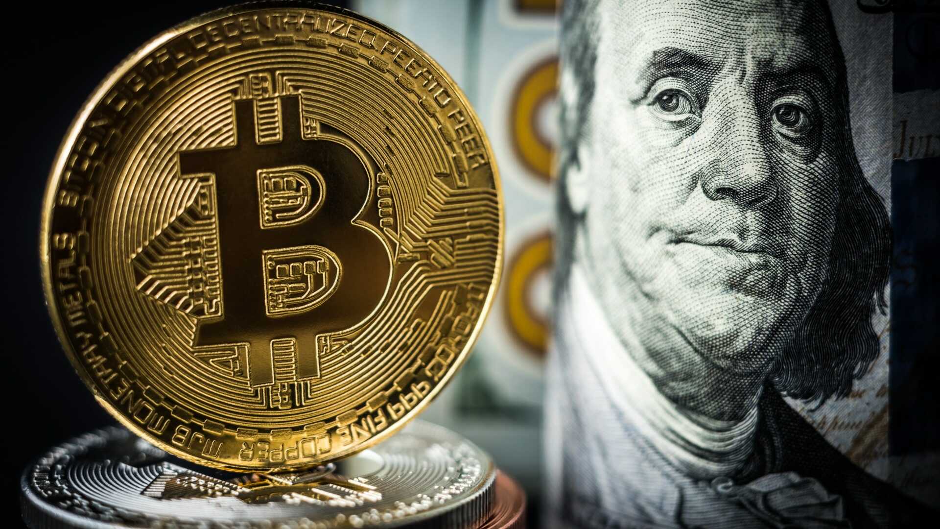 moeda do bitcoin e nota de dólar