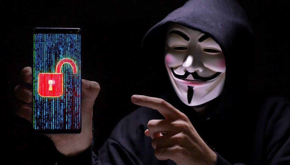 imagem de um hacker com celular