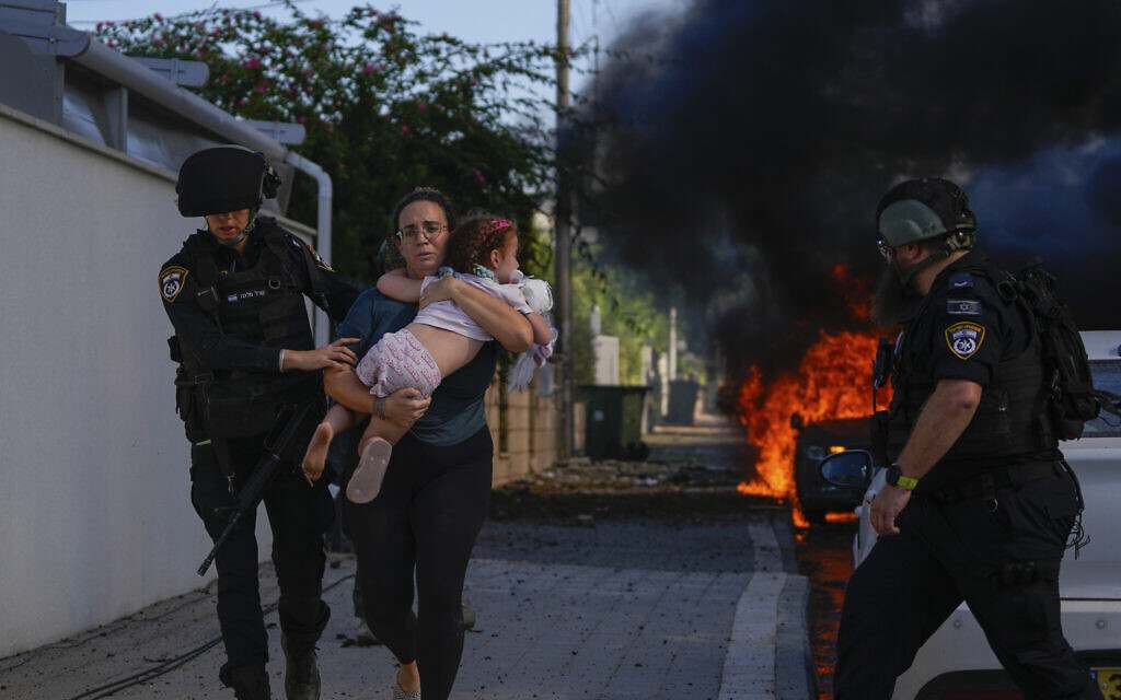 pessoas na rua apos explosao