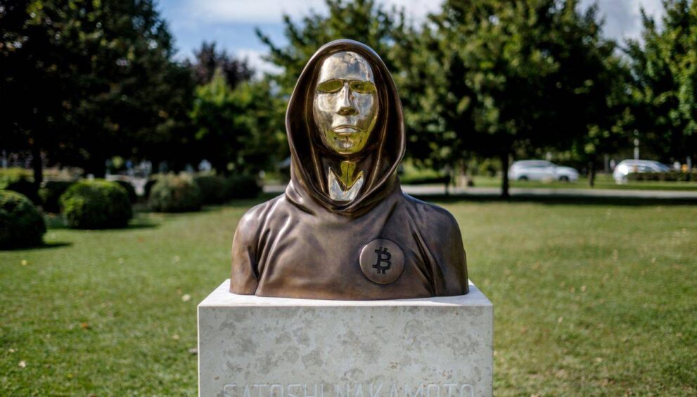 estátua satoshi nakamoto